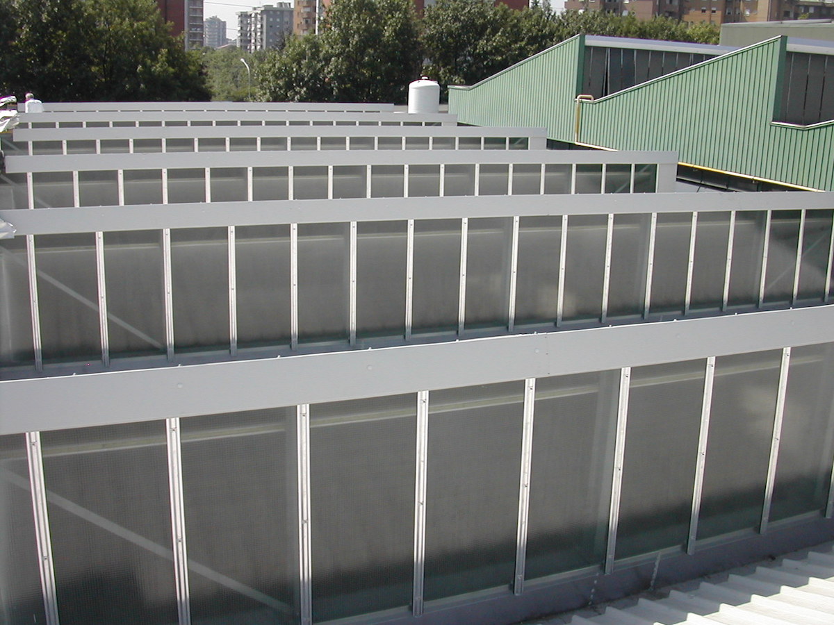 Salone industriale in struttura metallica con tetto a shed. Orientamento a sud delle falde particolarmente adatto per l’installazione di pannelli fotovoltaici