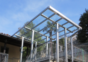 lucernario-con-struttura-in-acciaio-inox-porta-vetri-lago-dorta-villa-angelo-sacif