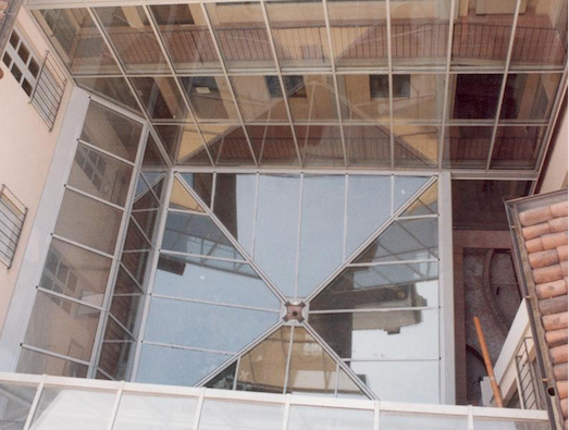 Lucernario avente struttura con porta vetri e copertura a vetri stratificati