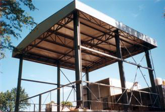 Capannone industriale in struttura metallica con tetto a doppia falda con pannelli di copertura in poliuretano espanso.