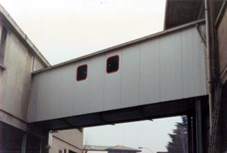 Tunnel di collegamento tra edifici in struttura zincata rivestita con pannelli in doppia lamiera zincata coibentata