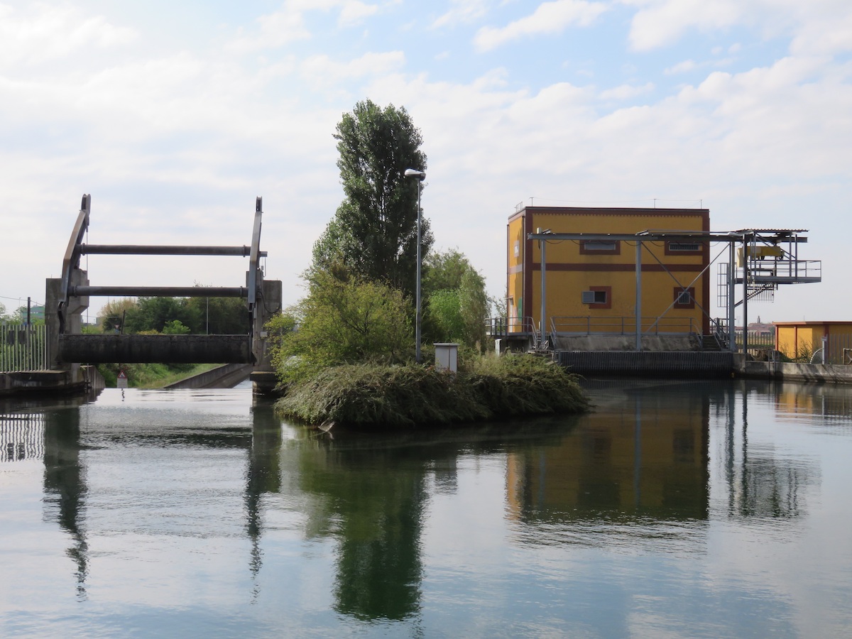 Sgrigliatore semovente a pettine pensile con traslazione su monorotaia