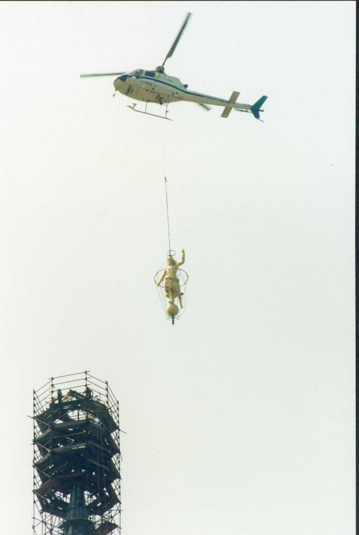 Posizionamento Statua del Salvatore sulla cupola di San Gaudenzio a Novara mediante elicottero